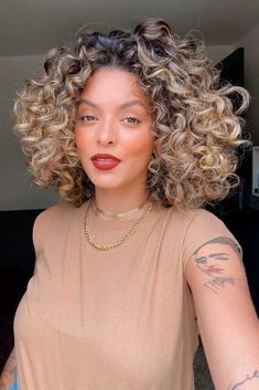 Curly Balayage Hair, Curly Hair Color Ideas, Curly Hair Color, Embrace Messy Hair, Dyed Curly Hair, Natural Curly Hair Cuts, Bob Haircut Curly