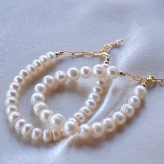 Our Laura Bracelet is so versatile to bring a classic to a modern state to your look. Jewelry designed to empower you in your journey. Freshwater pearl with a gold-filled chain extension Measurements: Large Pearl: 6 inch plus 2 inch extension Small Pearl: from aprox. 51/2 to 6 1/4 plus 2 inch extension Miyuki Beads, The Pearl, You Gave Up, Boho Bracelets, Gold Filled Chain, Paper Clip, Never Give Up, Gold Chains, Fresh Water