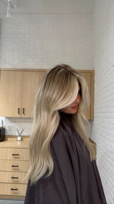 Soft blonde wirh bold but blended money piece Rich Girl Blonde Hair, Blonde To Bronde Long Hair, Blonde Color For Pale Skin, Super Ashy Blonde, Pale Blonde Balayage, Blond Root Smudge, Long Lived In Blonde Hair, Low Lights For Blonde Hair With Money Piece, Bright Blonde With Root Tap