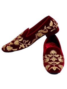 Mens Wedding shoes to give a authentic designer look to your dress.this will enhance your celebration look to its best.The shoes has been handcrafted with embroidery work all over it .Wear these with sherwani or suit or ethnic wear kurta dress and dominate your presence Wedding Shoes Designer, Grooms Accessories, Mens Wedding Shoes, Shoes For Wedding, Men's Wedding Shoes, Marriage Decoration, Groom Accessories, Wedding Sherwani, Wedding Dress Men