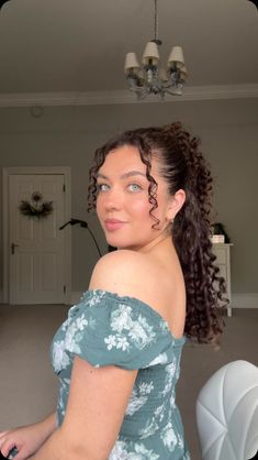 Instagram Updo For Curly Hair, Mini Claw Clips, Half Updo, Short Hair Updo, Quick Hairstyles, Claw Clips, Half Up, Hair Updos, Quick Easy