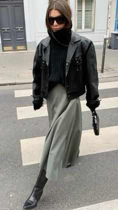 Capsule wardrobe outfit, full length skirt outfit, casual fall outfit, turtle neck sweater outfit, minimalist outfit, work outfit Winter Fashion Outfits Dressy, Rok Outfit, Mode Zara, Grey Skirt, Denim On Denim, Looks Street Style, Mode Inspo, 가을 패션, Autumn Outfit