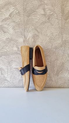 Handmade men loafers. Very stylish and fully handmade in Morocco.  The upper part is handmade from palm leaves also known as raffia. It is fully handmade where the raffia is weaved by women and then the soles are assembled from high end real leather. The insoles are also made from very good quality real leather. Every pair takes up to 2 days to make and we do focus on every details in order to create the ultimate shoe for you. ------------------------Size Conversion & Feet Measurements--------------------- EU 40 - US 6 - UK 6 EU 41 - US 7 - UK 7 EU 42 - US 8 - UK 8 EU 43 - US 9 - UK 9 EU 44 - US 10 - UK 10 EU 45 - US 11 - UK 11 EU 46 - US 12 - UK 12 EU 47 - US13 - UK 13 ------------------------------------------------------------------------------------------------- If you need help with p Elegant Woven Leather Summer Loafers, Elegant Summer Woven Leather Loafers, Classic Wedding Shoes, Mens Loafers, Shoes Classic, Men Loafers, Classic Wedding, Handmade Shoes, Palm Leaves