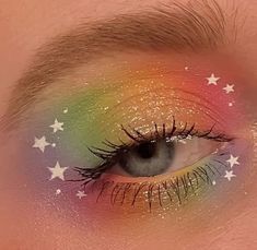 Simple Rainbow Eyeshadow, Easy Colorful Makeup Looks, Rainbow Liner Makeup, Colorful Make Up Ideas, Pastel Rainbow Eyeshadow, Kidcore Makeup Looks, Rainbow Pride Makeup, Colorful Make Up, Pride Blush