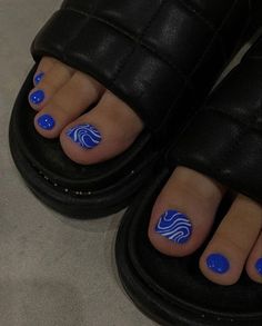 Cool Toenail Designs, Abstract Pedicure Designs, Gel Pedicure Designs, Pedicure Azul, Toes Nails Ideas, Toes Nails Colors, Toe Nail Designs For Summer, Toes Nail Art, Foot Nail Art