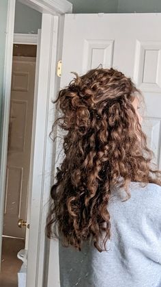 #aesthetic #vogue #dark #brown #hair #hairstyle #curly Natural Curly Hair Cuts, Beach Hairstyles For Long Hair, Colored Curly Hair, Hairstyles Men, Hairstyles Updo, Hairdos For Curly Hair, Hair Stylies, Hair Summer, Curly Hair Inspiration