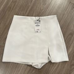 Zara White Skort White Fitted Short Pants, Fitted White Short Pants, Fitted White Pants With Short Inseam, Elegant White Bottoms Short Length, Elegant White Short Bottoms, Elegant White Short-length Bottoms, White Zara Bottoms For Spring, Chic White Short-length Bottoms, Chic White Short Length Bottoms