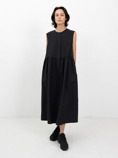 Composition : Cotton 68% Linen 32%Country of Origin : Republic of Korea Chic Black Sleeveless Linen Dress, Black Linen Dress For Workwear In Summer, Spring Black Linen Midi Dress, Black Linen Dress For Summer Workwear, Black Sleeveless Linen Dress For Daywear, Sleeveless Black Linen Dress For Daywear, Elegant Black Linen Dress For Daywear, Fitted Black Linen Dress For Work, Black Linen Dress