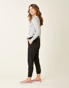 We've put our butter soft, Brushed Juneau Fabric in this easy to wear pull on jogger. For the complete hook up wear it with our Leland Top. Tomboy Business Casual, Feminine Lesbian Style, Black Joggers Outfit, Cute Business Casual, Birkenstock Outfit, Joggers Outfit, Wardrobe Tips, Outfits Chic, Beach Shop