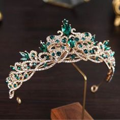 High Grade Material And Unique Craftsmanship: This Women's Crystal Rhinestone Crown Is Made Of Alloy, The Colors Are Gorgeous And Match Each Other, Elegant And Generous. Featuring Bright And Clear Handcrafted Crystal And Rhinestone Designs, This Queen's Crown Brings Out Its Best In This Vintage Women's Tiara, Glamorous And Delicate With Crystal Rhinestones In Royal Glory. One Size Fits All: For Girls And Adults. The High Quality Crystal Rhinestones Are Set In The Alloy Crown, Shining Brightly. Q Silver And Emerald Crown, Green Crown Queen, Quinceanera Crowns Emerald Green, Emerald Green Quince Tiara, Dark Green Quinceanera Crown, Emerald Bouquet Wedding, Emerald Crown Queens, Emerald Green Quinceanera Ideas, Emerald Quince Crown