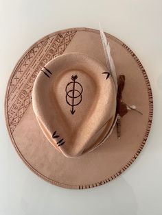 Diy Hat Stand, Hat Making Ideas, Western Hat Styles, Hat Burning Ideas, Burning Hats, Burnt Hats, Cowboy Hat Crafts, Rancher Hats, Hat Styling