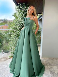 Green A-line Satin Dress, Satin Gown With Spaghetti Straps For Banquet, Green Satin Bridesmaid Dresses, Frock Ideas, Mothers Gowns, Glamouröse Outfits, Accessories Beach, Brimmed Hat, Elegant Girl