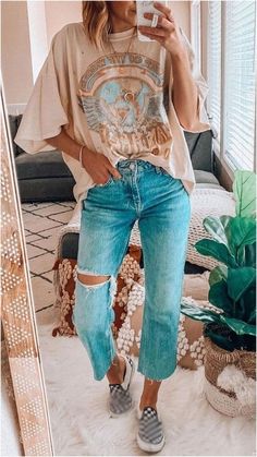 Cool Middle Aged Women, Hippy Western Style, Boho Outfit Board, Punchy Mom Outfits, Country Boho Style Outfits, Nashville Boho Style, Funky Edgy Outfits, Athletic Boho Style, Boho Nashville Outfit