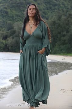 Romantic and ethereal, this sweet maxi from our free-est collection is a true versatile staple. **Fit:** Billowy throughout with cinched waist **Features:** V-neckline, smocked paneling at bodice, exaggerated sleeves, embroidered lace piecing at the skirt **Why We ❤ It:** Timeless with a sleek heel or laid back with simple flats, this style has endless ways to wear. | Dixie Maxi by free-est at Free People in Dried Pine, Size: XS Plus Zise, Boho Chic Outfits, Feminine Outfit, Curvy Outfits, Boho Stil, Outfit Summer, Cinched Waist, Embroidered Lace, Spring Outfit