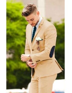 Beige Groom, Beige Suits Wedding, Blue Mens Suit, Dinner Italian, Costume Beige, Groomsmen Tuxedos, Casual Grooms, Prom Dinner, Suit Stores