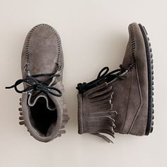 cute moccasin boots Fringed Boots, Hippy Chic, Fall Boots, Justin Boots, Crew Cuts, Mode Inspo, Girl Shoes