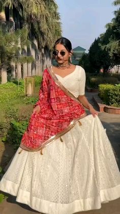 Ethnic Dresses Indian Wedding Ideas, Pose For Traditional Wear, Simple Traditional Outfits Indian, Trendy Lehenga Designs Simple, Lehenga Ideas Simple, Lakhnavi Lehenga Choli, Simple Lehangas, Haldi Outfit Ideas, Trendy Lehenga