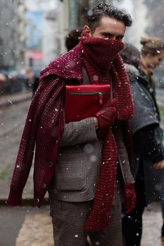 Snowing in Milano- photo by the Sartorialist. The Sartorialist, Estilo Hipster, Red Scarf, Male Fashion Trends, Ootd Men, Sharp Dressed Man, Men Street, Mein Style, Gentleman Style