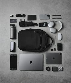 Tech Bag Essentials, Everyday Carry Essentials Men, Mochila Edc, Men Essentials, Edc Essentials, Everyday Bag Essentials, Man Rules, Tech Organization, School Bag Essentials