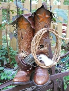 Old mens cowboy boots and belt repurposed into birdhouses. ( found this old toy gun while clearing our homeplace!) Check out my other boot birdhouses,@ Peedledums Primitives. Cowboy Crafts, Garden Birdhouses, Butterfly Houses, Bird Houses Diy