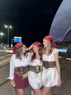 #disfrazpirata #carnaval Trio Pirate Halloween Costumes, Halloween Costumes With 3 People, Cute Halloween Costumes 3 Friends, Trio Halloween Costumes Pirates, Halloween Costumes 7 People, Ideas Disfraz Carnaval, Halloween 3 People Costumes, Halloween Costumes For 3 Best Friends, Halloween Costumes For 3 Friends