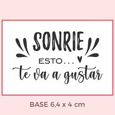 the phrase sonre esto te va quistar in spanish on a pink background