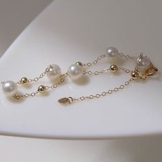 Product Details: Process: 14k Gold Filled Material: natural pearl (6-7mm) Size: Necklace inner circumference 40-45cm/Bracelet inner circumference 14-18cm,Suitable for hand circumference up to 18cm. Weight: necklace about 3.2g/bracelet about 1.7g Product Description: This baby's breath necklace exudes romance with blush pearls scattered around the necklace. Carefully selected 6-7 Aurora freshwater pearls sparkle like light bulbs, have a classic beauty and add brilliance to the neck. Made from a 1 Simple Pearl Necklace, Simple Pearl, Swarovski Pearls, Pearl Chain, Keep Jewelry, Classic Beauty, Polish Jewelry, Gold Filled Jewelry, Exquisite Jewelry