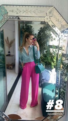 Pink Slacks Outfit, Business Casual Outfits Colorful, Fucsia Pants Outfit, How To Style Pink Pants, Pantalon Rosa Outfit, Outfit Pantalon Rosa, Fun Work Outfits, Colorful Work Outfits, Pink Pants Outfit Work