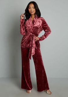 Inspired by a menswear classic, this red wine-hued jacket is a perfect update to what was once designed for tobacco smoking (ew, we know!) Christmas Party Outfit Ideas, Red Velvet Jacket, Velvet Knit, Cute Red Dresses, Party Outfit Ideas, Outfits 70s, 70s Outfits