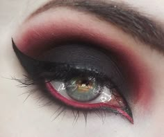 vampire eye makeup Vampire Eyes, Make Up Diy, Makeup Zombie, Black Eye Makeup, Vampire Makeup, Halloween Tattoo