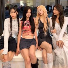 Seiu, Mitsuki, Heeseul and Arianne 'Glamourix' icon lq selca #SEIU #MITSUKI #HEESEUL #ARIANNE 4 Group Of Friends, 4 Friends Aesthetic, 4 Friends Pictures, Group Of Best Friends, 4 Besties, Suburb Talks, Ulzzang Friends, Friends Group Photo, Group Picture Poses