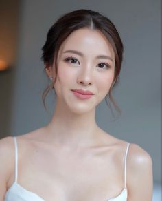 Fresh Make Up Look For Morena, Grad Makeup Asian, Girlish Makeup For Wedding, Asian Wedding Makeup Round Face, Asian Bridal Look, Thai Wedding Makeup Looks, Wedding Make Up Natural Asian, Simple Bridesmaid Makeup Asian, Wedding Makeup Japanese