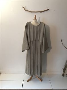 Spring Linen Pleated Dress, Casual Linen Pleated Dress, Pleated Linen Daywear Dress, A-line Linen Pleated Dress, Oversized Linen Maxi Dress With V-neck, Dress With Pleats, Custom Fans, Wedding Linens, Pure Linen