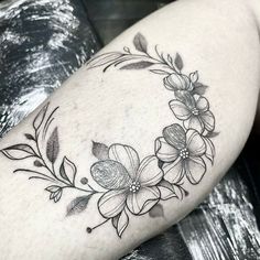 a woman's thigh with flowers on it