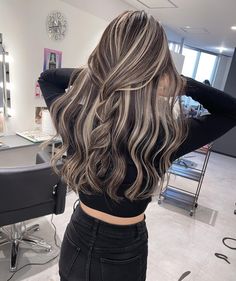 Hair Colouring Styles, Blonde Panels In Hair Brown, Latina Hair Color Ideas, Highlight Hair, Latina Hair, Hair Pics, Hair Color Underneath, Brunette Hair With Highlights, Balayage Hair Dark