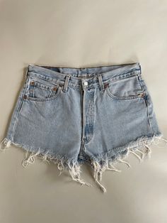 Vintage Levi's 501 mid rise cutoff shorts from the early 2000s.  All cotton, made in Mexico.  5 pocket, button fly.  Great condition. Vintage size 33.  Actual waist measurement is 32.5". Waist 16.25" (32.5" waist) Hip 21.5" (43") Thigh 12.5" (25") Inseam 2.25" Front rise 11.5" Length 11" At this time standard shipping is a flat fee to the United States only.  Additional items ship for only one dollar.  To place an order to outside the US, please send me a message and I will reserve a listing for you with a custom shipping price.  Thanks for understanding!  Not responsible for lost or damaged packages, or customs fees.  Please see shop policies for additional information. Cheap Fitted Levi's Shorts, Affordable Vintage Mid-rise Jean Shorts, Light Denim Jeans, Levis Denim Shorts, Outfits Mit Shorts, Vintage Levis 501, Cutoff Shorts, Denim Jean Shorts, Waist Measurement