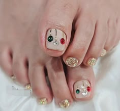 New Years Toe Nails Ideas, Toe Nail Designs Christmas, Christmas Toes Nails, Christmas Pedi, Christmas Pedicure Designs, Christmas Toenails