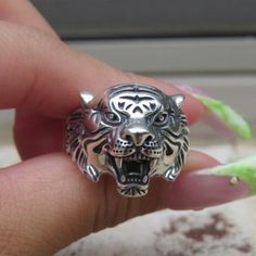 Vintage Sterling Silver Tiger Head Ring ...Marked 925...Total of weights 10.8grams....Measure of Face 18.2mmIt's in very good vintage condition. Tiger Ring, Flower Band, Head Ring, Tiger Head, Crown Ring, Opal White, Sterling Silver Flowers, White Opal, Silver Flowers