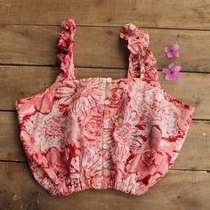 Floral pink crop top Cotton Blouse Pattern, Crop Top Floral, Womens Group, Crop Tops Online, Green Crop Top, Casual Day Outfits, Pink Crop Top, Embroidered Clothes, Top Floral