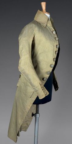 Bel habit rayé, époque Directoire, vers 1795. Pékin de soie à rayures en Gros de Tours vert acide, blanc et ardoise. Col haut à revers tombants, 9 boutons brodés en soie en damier «effet paille» sur le… - Thierry de Maigret - 24/03/2016 Georgian Dress, Regency Clothing, Embroidered Buttons, Rococo Fashion, 18th Century Costume, Contemporary Costumes