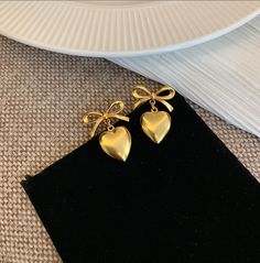 Modern Genshin, Genshin Dr, Simplistic Jewelry, En Route Jewelry, Soft Jewelry, Desk Room, Ribbon Heart, Fantasy Earrings, Thrift Inspo