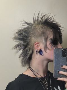 Fauxhawk Mullet, Mohawk Front View, Fluffy Mohawk, Goth Mullet, Short Punk Hairstyles, Punk Mullet