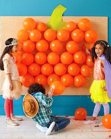 Put candy inside the balloons and have the kids throw darts. fun! I could also see this made as a xmas tree with candy's for a party :) Diy Halloween Party, Fun Halloween Party Games, Halloween Games For Kids, Kids Pop, Harvest Party, Halloween Party Games, Halloween Tags