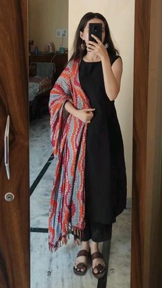 Diwali Simple Outfit, Everyday Indian Wear, Indian Girls Outfit, College Ethnic Outfits, Everyday Kurti Outfits, Kurti Ideas For Women, Indian Everyday Outfit, Black Kurthi Models Latest, Everyday Indian Outfits