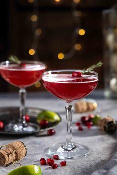 A christmas mimosa in two coupes consisting of sparkling wine, cranberry juice, orange juica, and a rosemary sprig garnish on a table. Fun Holiday Cocktails, Christmas Veggie, Cranberry Simple Syrup, Easy Christmas Dinner, Christmas Gin, Candied Cranberries, Christmas Side, Gin Lemon, Holiday Punch