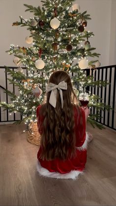 Christmas Hairstyles Long Hair, Hairstyle For Christmas, December Hairstyles, Cute Christmas Hairstyles, Christmas Hairstyle, Christmas Outfit Ideas, Girls With Black Hair, Natural Gray Hair, Bow Hairstyle