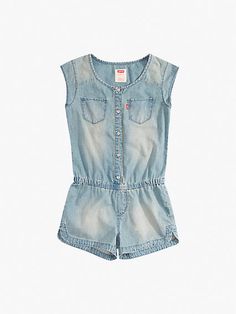 Embrace a timeless classic with Levi's Woven Romper! Created from Cotton Indigo Twill fabric, it gives comfort and durability. The sleeveless design and an elastic waistband ensure complete freedom during play, while the button closure and two chest pockets add to this romper's practical charm. Your little one's playtime just got a style upgrade! Twill romper Sleeveless cut Elastic waist Buttoned closure Two chest pockets Summer Playwear Tops With Elastic Waistband, Casual Tops With Elastic Waistband For Play, Light Wash Levis, Style Upgrade, Twill Fabric, Timeless Classic, Levi's, Elastic Waist, Rompers