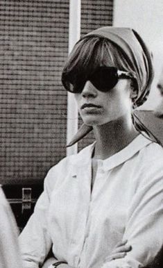 Flapper Aesthetic Outfit, 60s France, Francois Hardy, Outfit Designer, Italian Sunglasses, Jeans Trend, Francoise Hardy, Jeanne Damas, French Girl Style