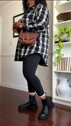 50 Plus Size Outfit Ideas for every occasion In Your Life - My Curves And Curls Plus Size Gig Outfit, Plus-koon Muoti, Plus Size Athleisure Outfits, Curvy Winter Outfits, Plus Size Legging Outfits, Leggings Outfit Winter, Leggings Outfit Fall, Plus Size Winter Outfits, Look Legging