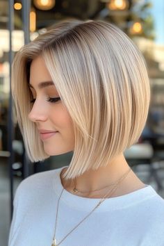 Coupe au carré Blonde Layered Hair, Short Layered Bob Haircuts, Inverted Bob Hairstyles, Blonde Bob Hairstyles, Beautiful Haircuts, Medium Bob Hairstyles, Chin Length Hair, Long Bob Haircuts, Blending Gray Hair